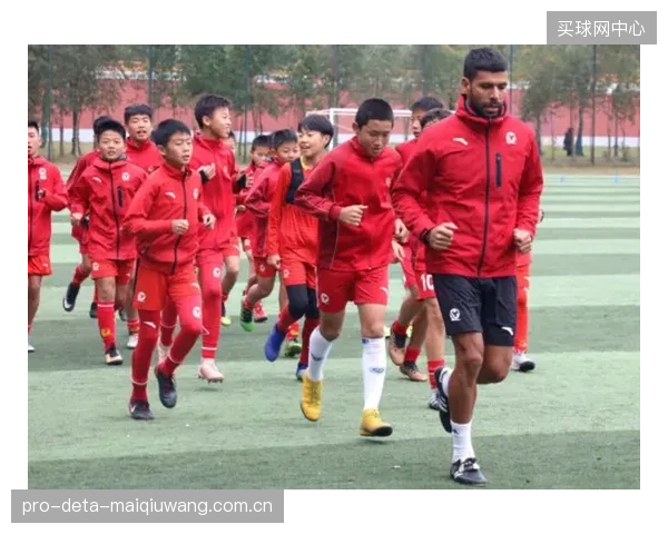 广州恒大足校的“云端教练室”系统，正协同其梅州基地完成足球青训线上理论的首次标准化落地